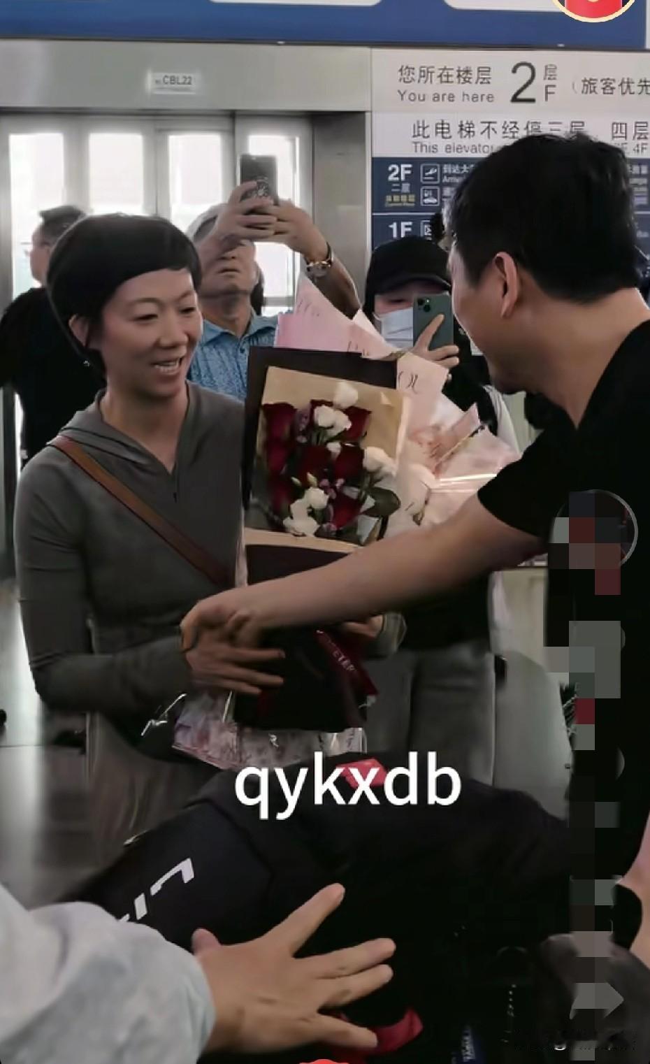 牛剑锋也去机场接机了。国乒凯旋而归，队友和亲友都去机场接机，志强的媳妇儿牛剑锋