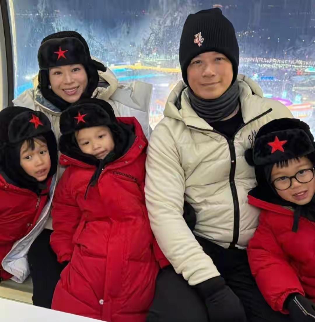 胡杏儿一家五口近照，这是他们在哈尔滨旅行时拍的，画面太过美好，忍不住看了又看……