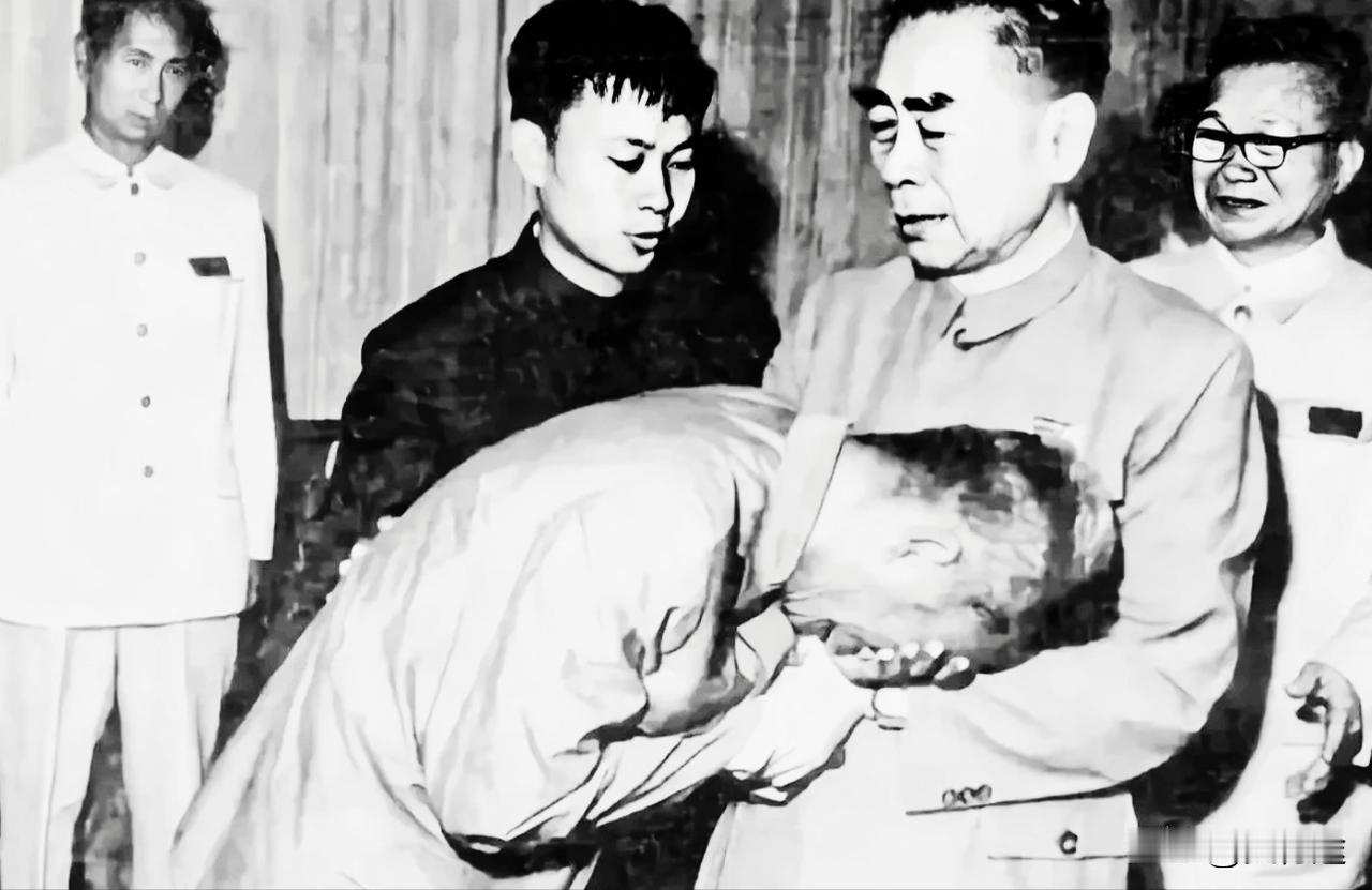 1969年9月，越南领袖胡志明去世，周总理第一时间去河内吊唁胡志明同志。照片中，