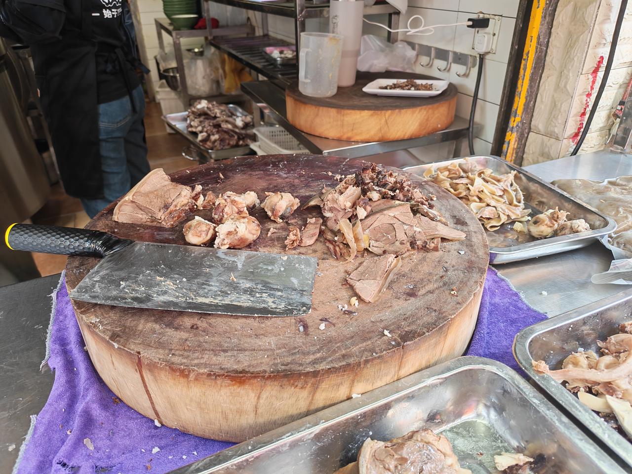 六盘水羊肉米线馆的羊肉大多采用机切，薄得如纸，一碗米线，羊肉只有薄薄的四五片。可