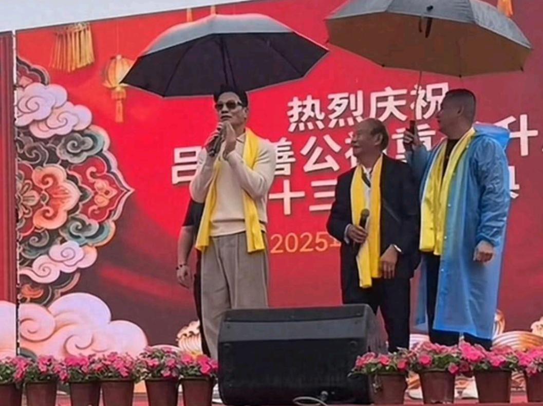 70岁吕良伟父子回陆川祭祖2025年12月13日，香港著名演员吕良伟携子驾驶两