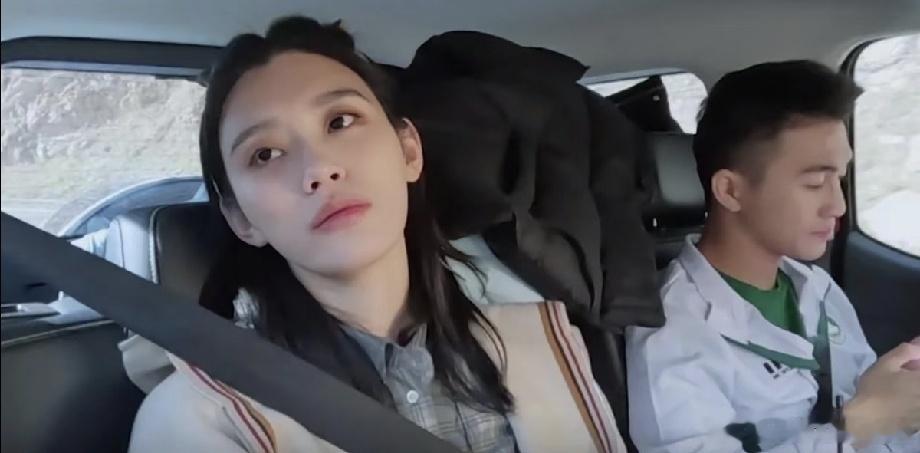 其实，奚梦瑶也是非常累的她和何猷君在一起的时候也经历了很多磨难据了解