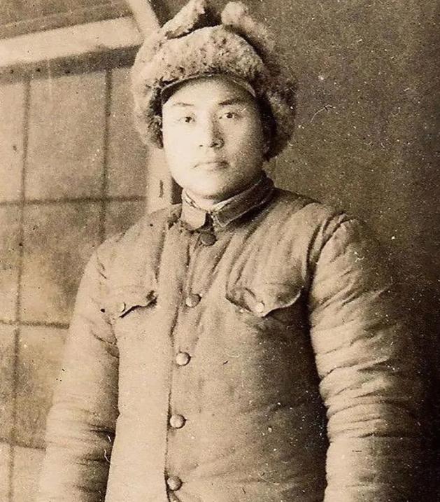 1942年，侦察股长凌少农，私下向日本人购买布料，对方说："你看起来像军人？"凌