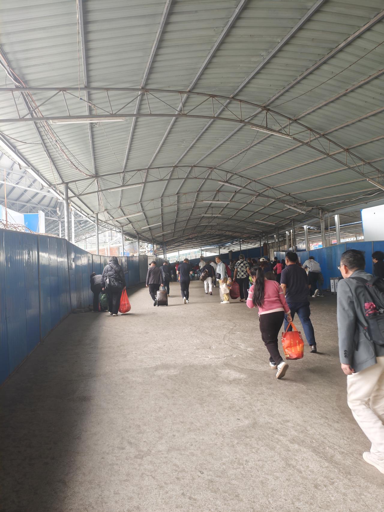 南宁火车站进站口好歹有点现代化的东西，这出站口嘛，谁敢说不是一眼回到80年代？