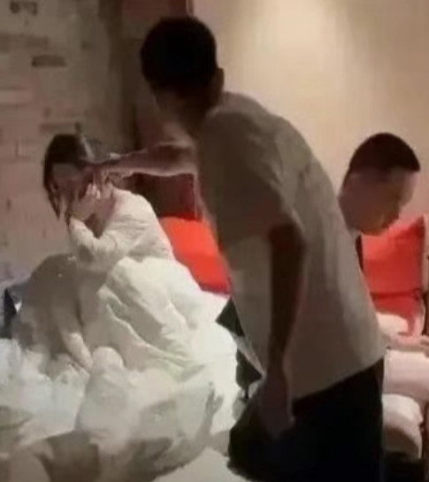 “大快人心！”山东淄博，一男子在回家后，意外撞见了妻子和一位情夫的奸情，他愤怒不