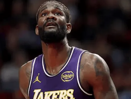 NBA常规赛，湖人主场140-125战胜爵士。全场比赛，湖人中锋德安德烈-艾顿