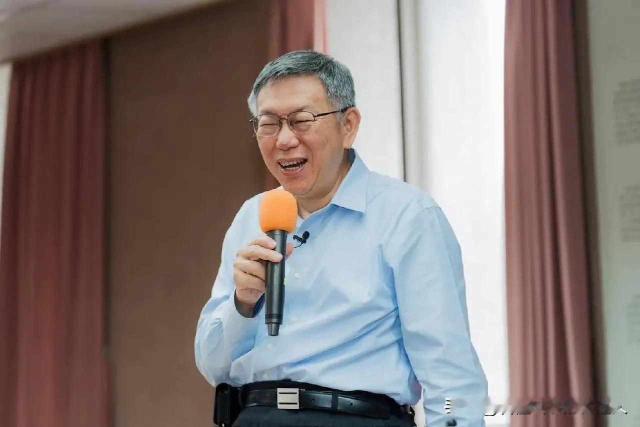 柯文哲突然变脸！很多人以为蓝白还在穿一条裤子。错了！真相是，柯文哲正在把韩国瑜架