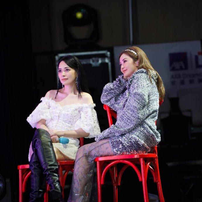 最近钟欣潼和蔡卓妍一起出席粉丝见面会，两位都穿的很有特色，看上去很有姐妹范儿。