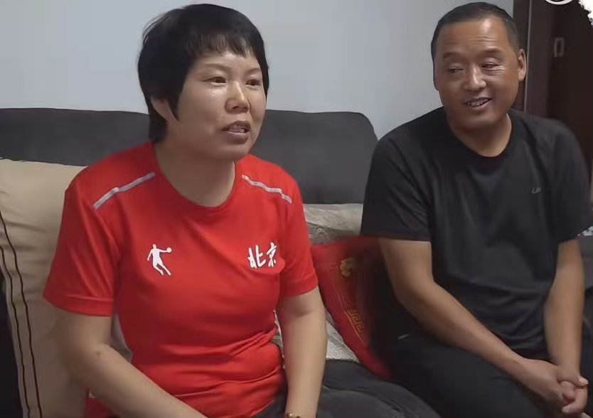 难道就没人发现不对劲吗？张家齐从不提她爸爸，妈妈不说，嘉宾不问，连节目组也从没提到这个人，大家很有默