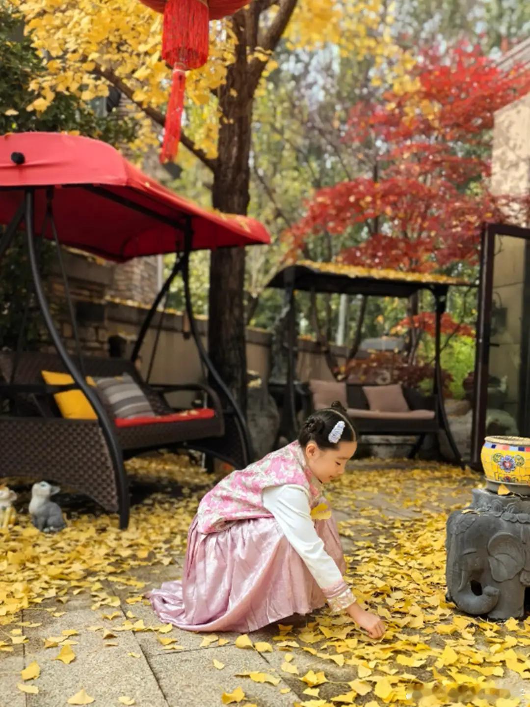 赵文卓妻女北京别墅赏秋，院里满是落叶，仨子女只有小女儿留身边