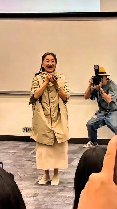 72岁的林青霞一走出来，全场安静了。不是被冻龄吓的。是被“自然”震住了。满头白发