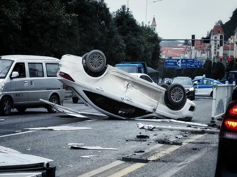 清明祭祖本是尽孝，可偏偏有人把平安抛在了脑后。湖南一处山区，一家人开车上山扫