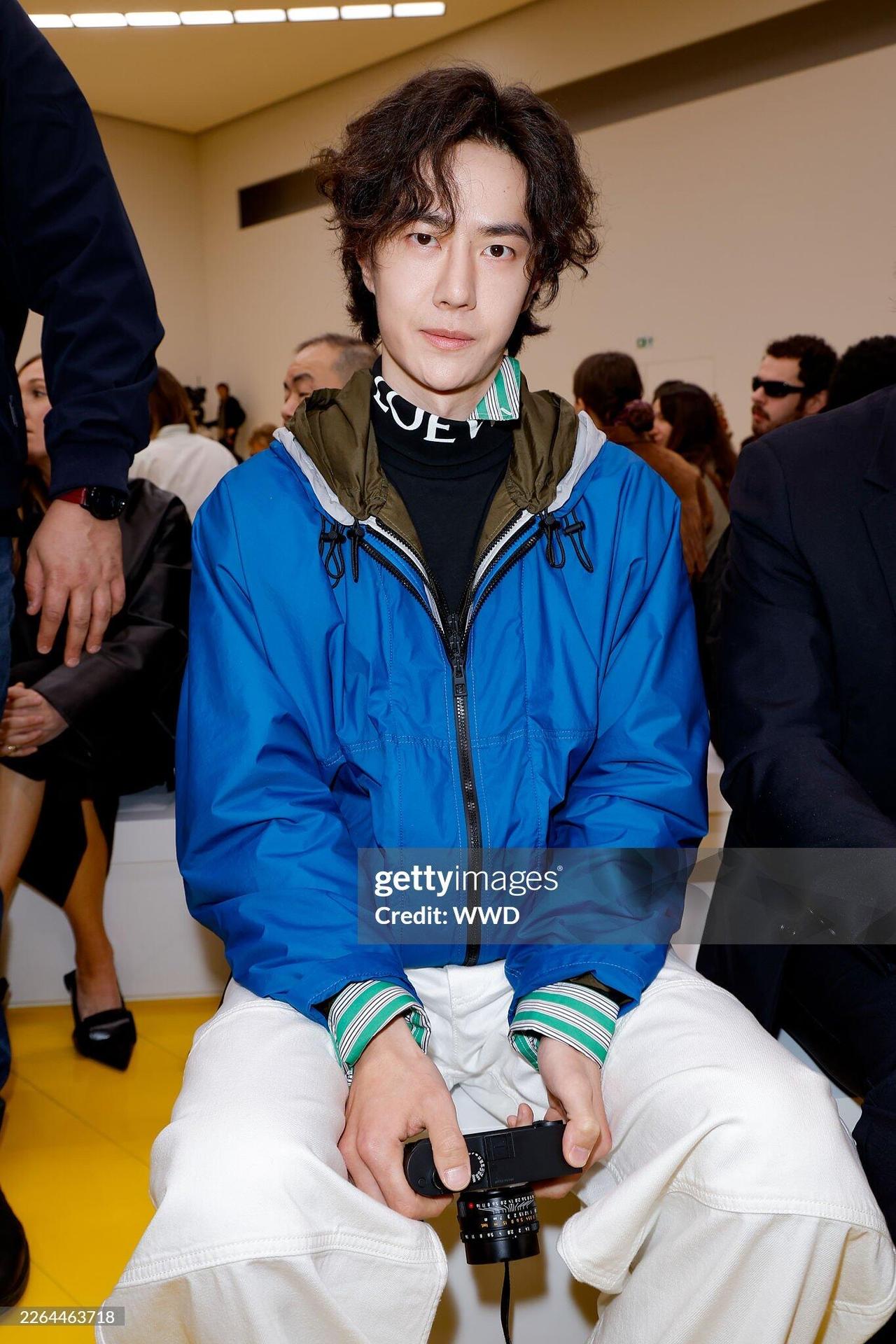 王一博、陈都灵巴黎看秀G社生图，素颜生图比精修绝！我一直觉得王一博的生图比精