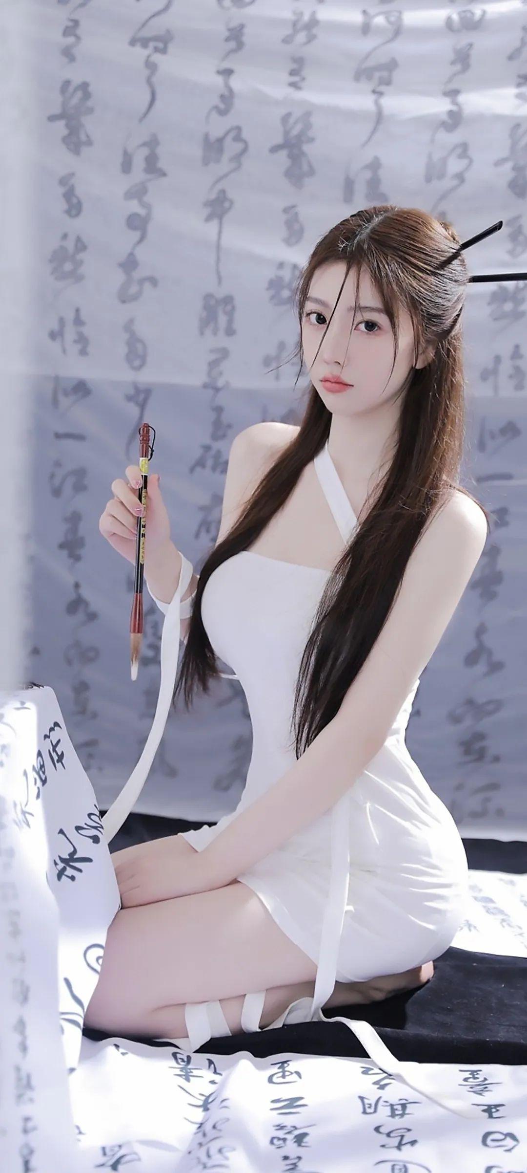 笑一笑：笑话：老王去理发。美女师傅一边剪，一边和老王聊天。剪到一半时，突然停电