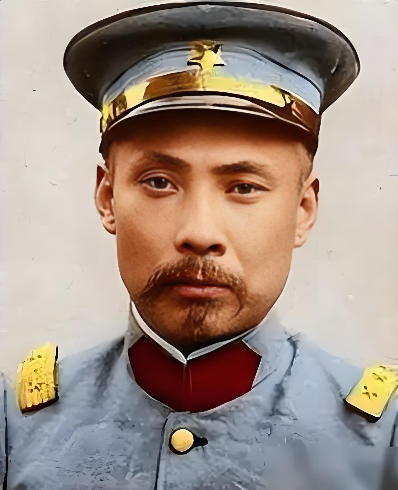 院子里乱成一团。王克琴赤着脚，在冰冷的石板路上又跳又叫，双手撕扯着早已凌乱的中衣