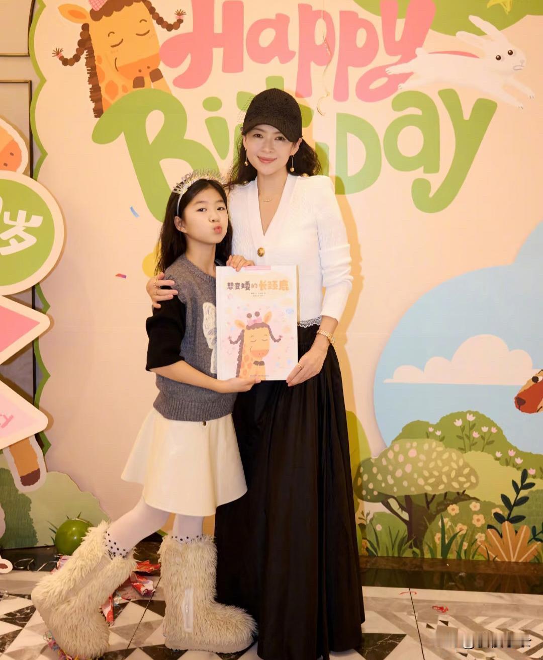 章子怡为10岁女儿庆祝生日，现场宣布女儿即将出版漫画书。女儿长得挺漂亮的，身材高
