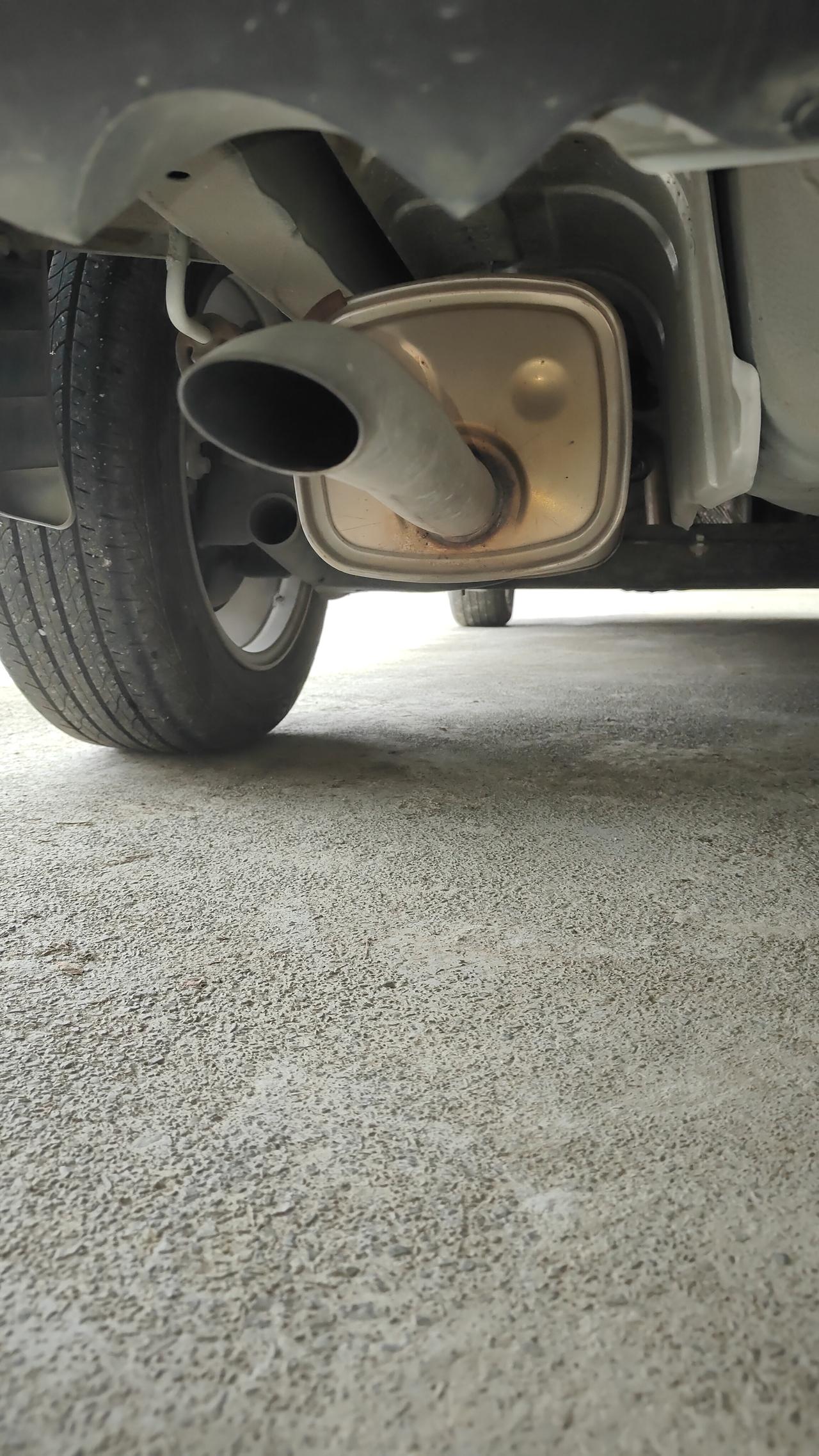 日系车的排气管都很干净啊