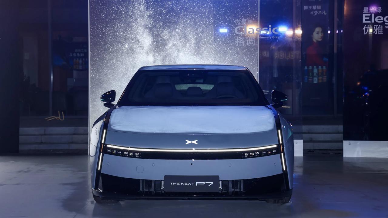 全新小鹏P7正式亮相并开启预订，一共发布3款车型，分别为702km长续航版、82