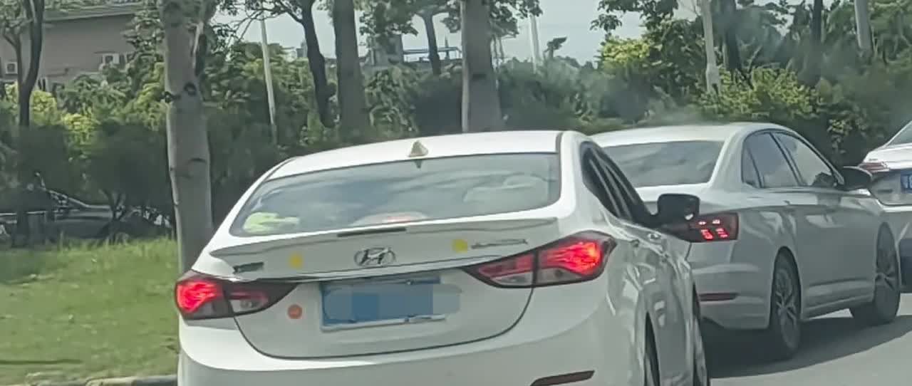 奇怪，车位贴了这些他们的年审是如何通过的？我贴了四小块块四厘米左右的反光贴，
