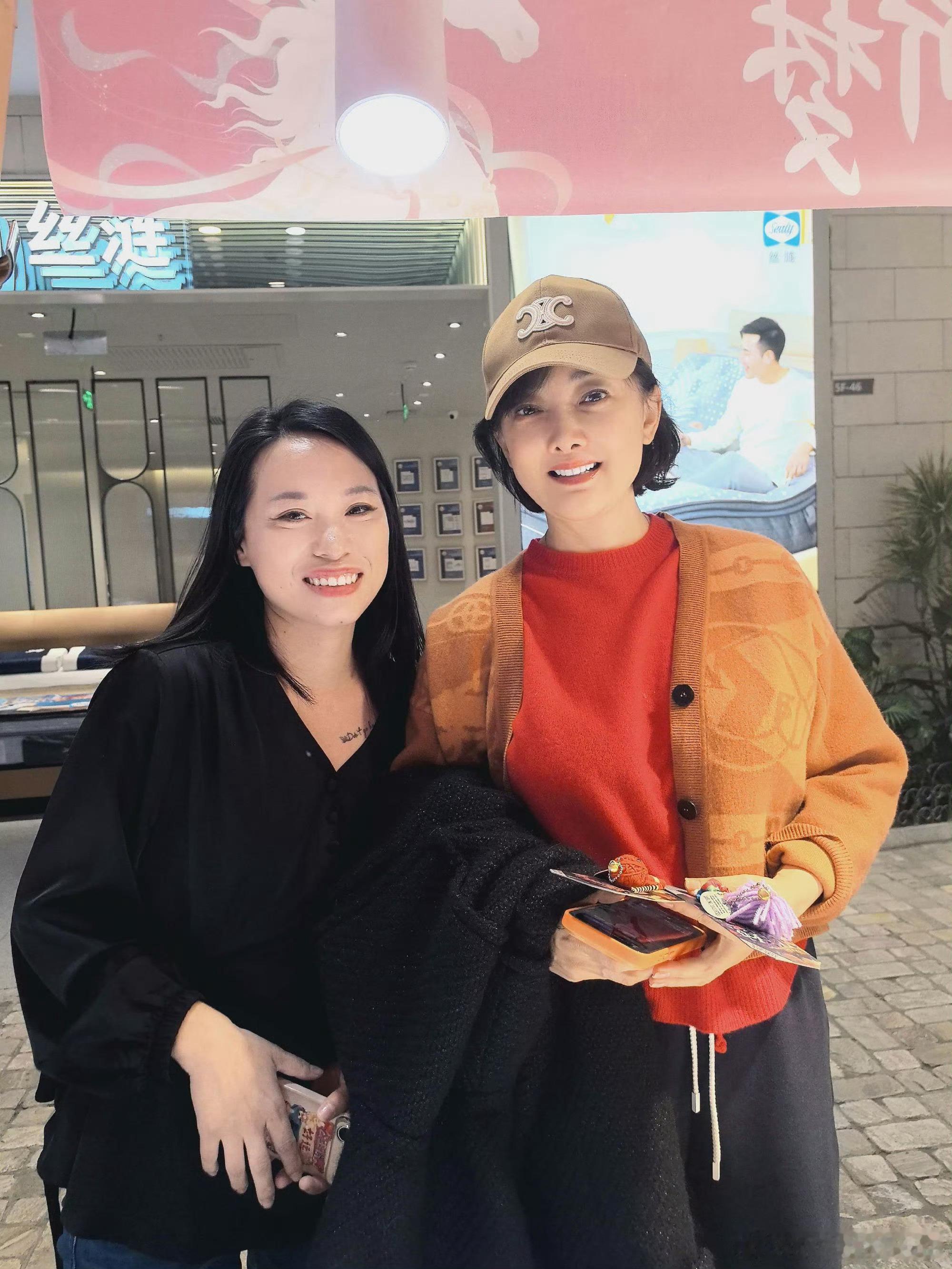 网友偶遇牛莉网友偶遇牛莉，这皮肤状态也太好了吧，不愧是我童年女神