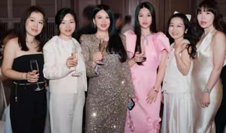 12月16日哈尔滨GTEF2025“肖邦之夜”晚宴上，李湘带16岁王诗龄以百万行