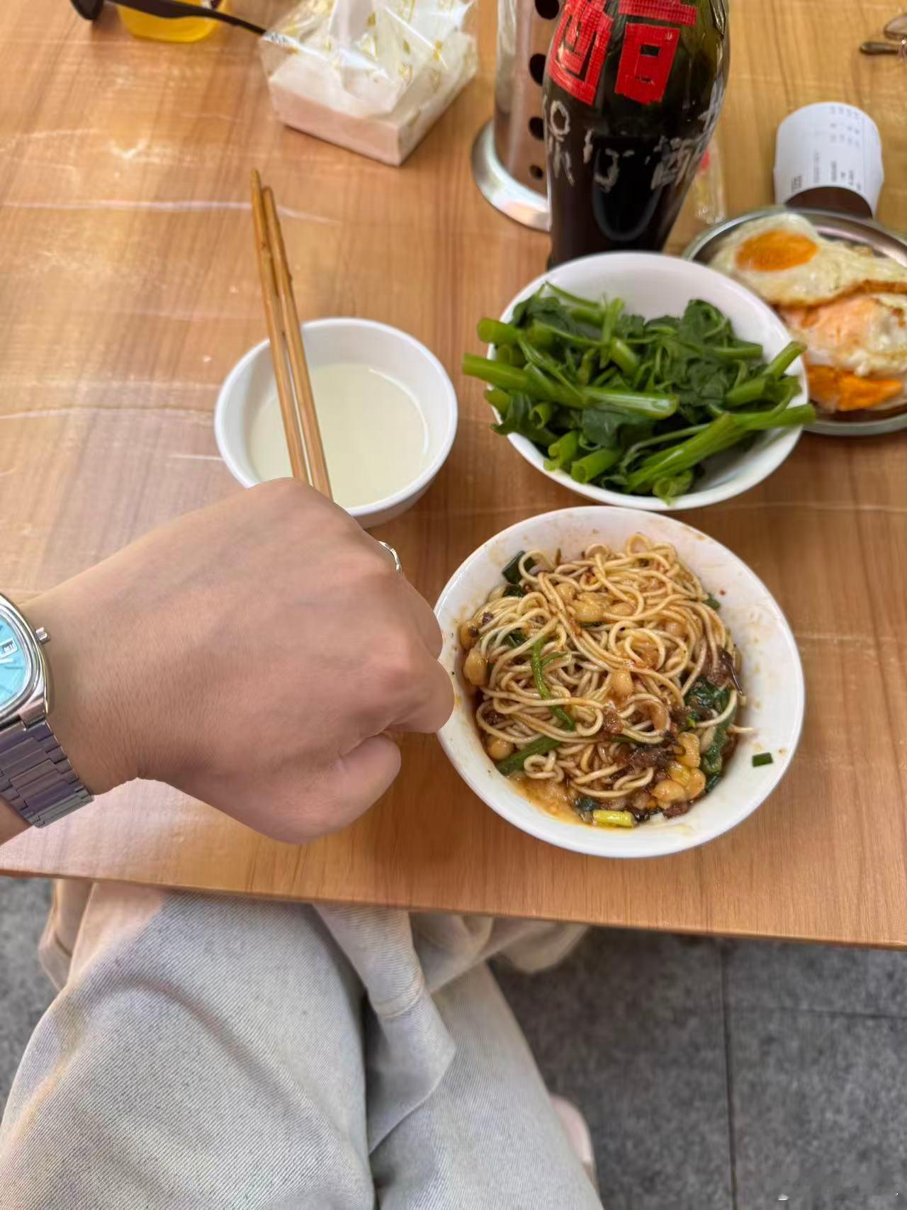 重庆路边的小面，真是闭眼选一家都好吃。看看这物价，行吗[并不简单]​​​