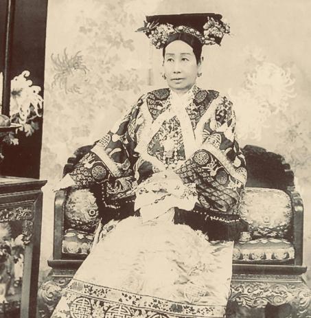 慈禧掌权47年，手无一兵一卒，却让满朝文武不敢动弹，靠的就是两张牌：一张是永远长