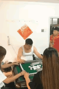 “太搞笑了！”男人出门聚众打牌，正玩得热火朝天，有人慌忙跑来传话，他老婆出事了