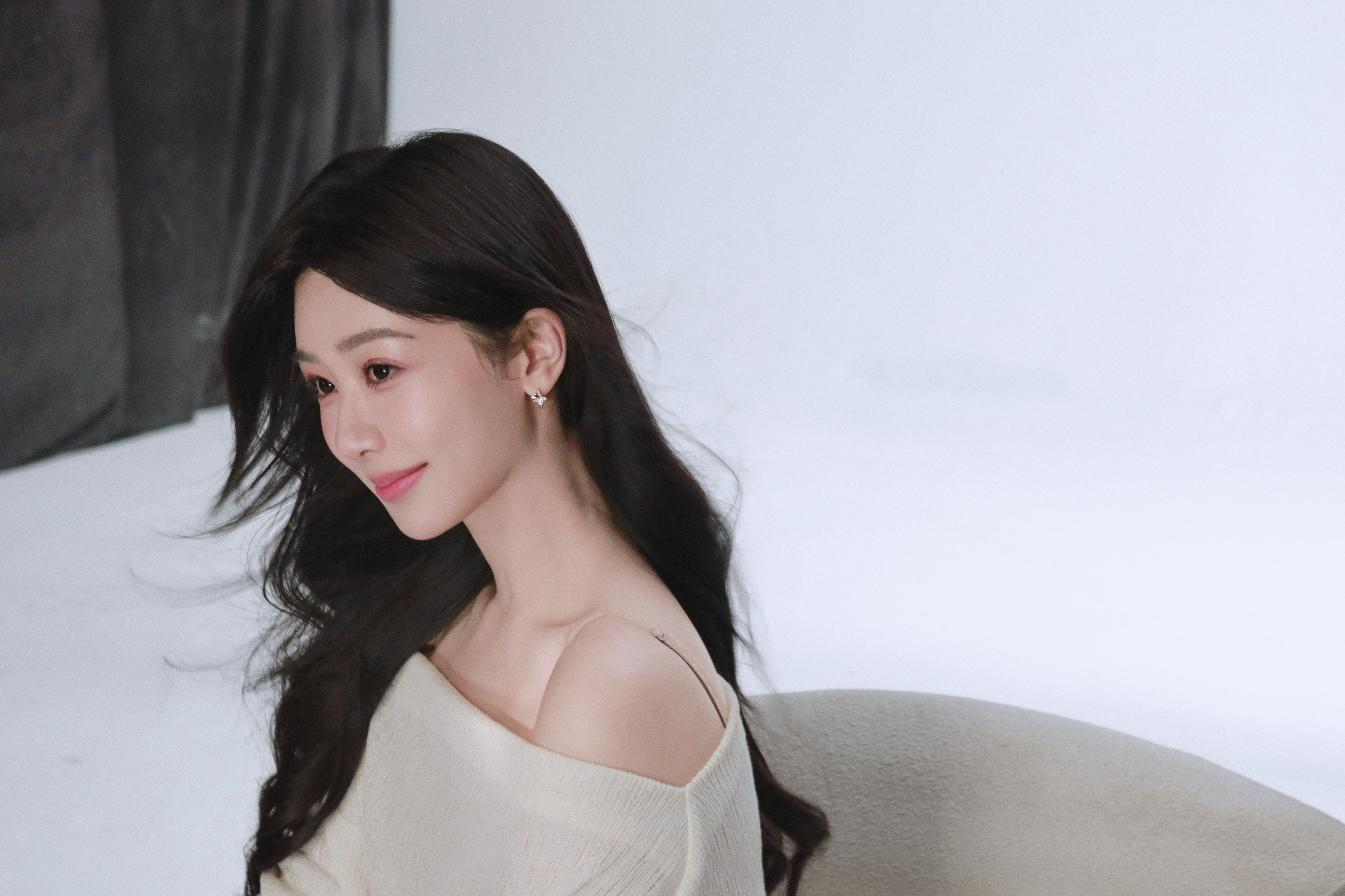 杨紫长发白裙造型，初春的阳光勾勒自然轮廓，自在享受自洽于心，温柔大方的气质太迷人