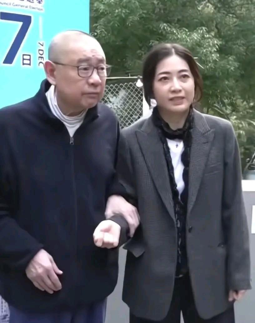 两个顶级大佬的女人，一个挽手换尿布，一个甩手站C位。但你看懂了么？她们争夺的