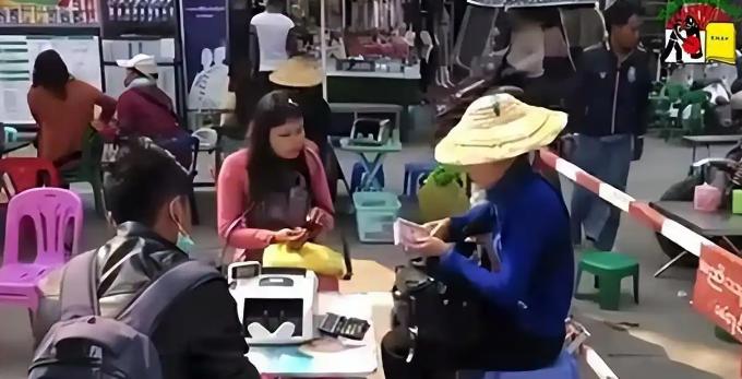 缅北地区当街换钱很热闹！在缅北木姐县的大街上，就有大量的小贩坐在路边，用缅币