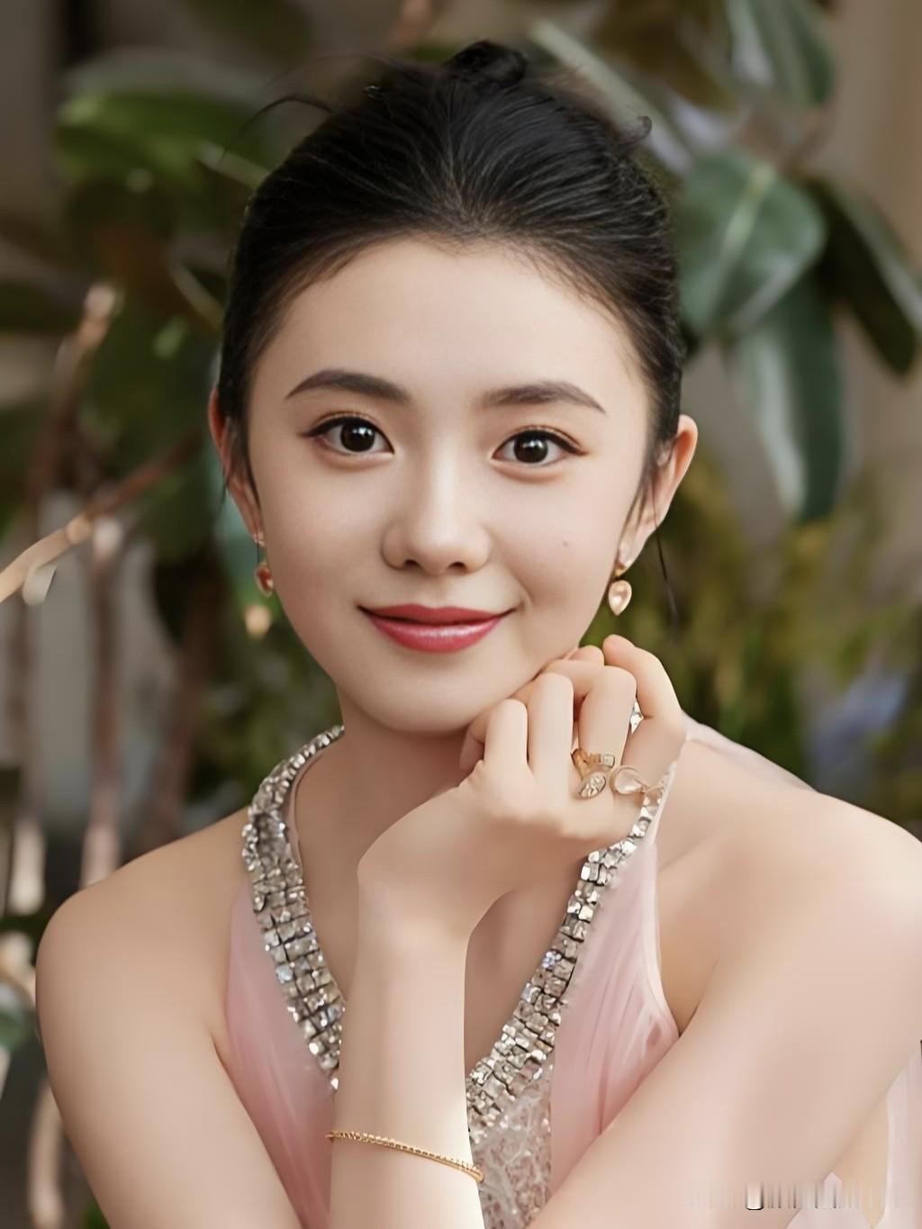刘浩存，清纯与灵气并存的新生代演员。她眼眸清澈如星，笑容明媚似春，从《一秒钟》到