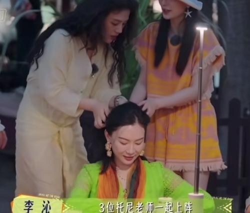 马思纯和李沁张雅琪帮陈数整理头发，龚俊在一旁默默的拿起手机拍照记录，李沁：“3位