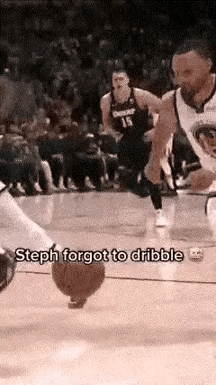 库里这走步走的极其自然！有一说一，库里的小碎步一直都很有看头，正式比赛这种轻微的