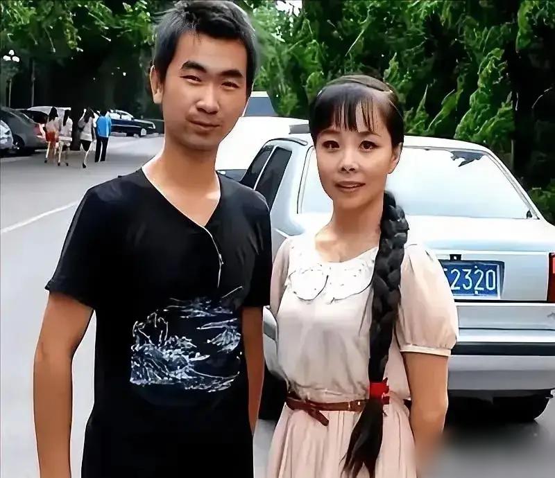 2007年，王二妮出名后，男友李飞对她说“二妮，分手吧，咱俩不是同一世界的人了。