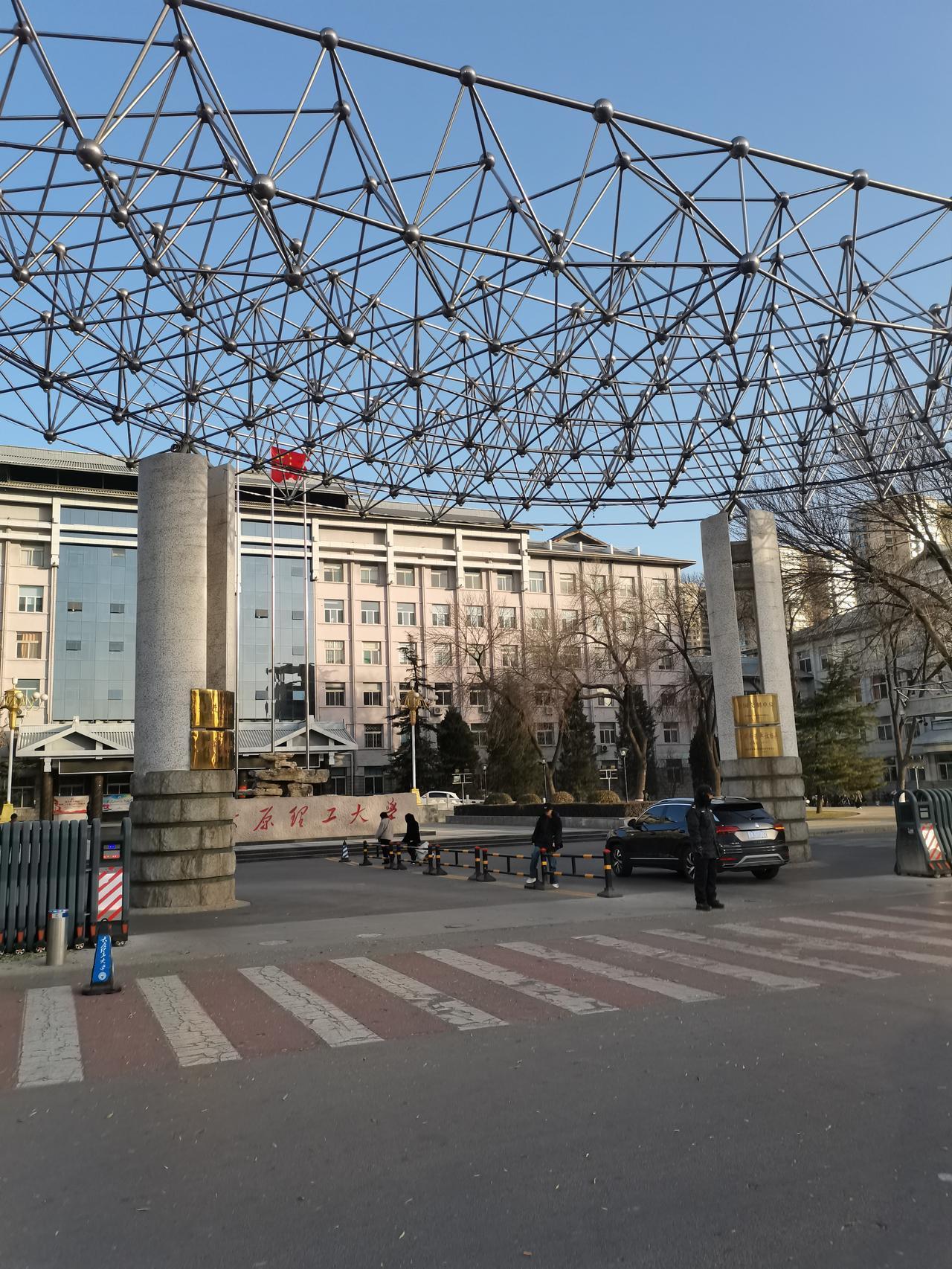 我认为太原市最厉害的学校重点高中有三所。太原山大附中，青年路太原五中和太原市十中