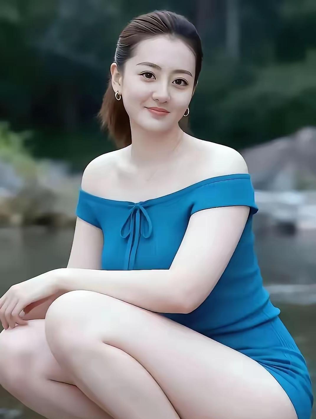 谁懂这种白皙丰腴美人的韵味！拿十个杨幂都不换。杨幂身形单薄干瘦，远不如这种饱满