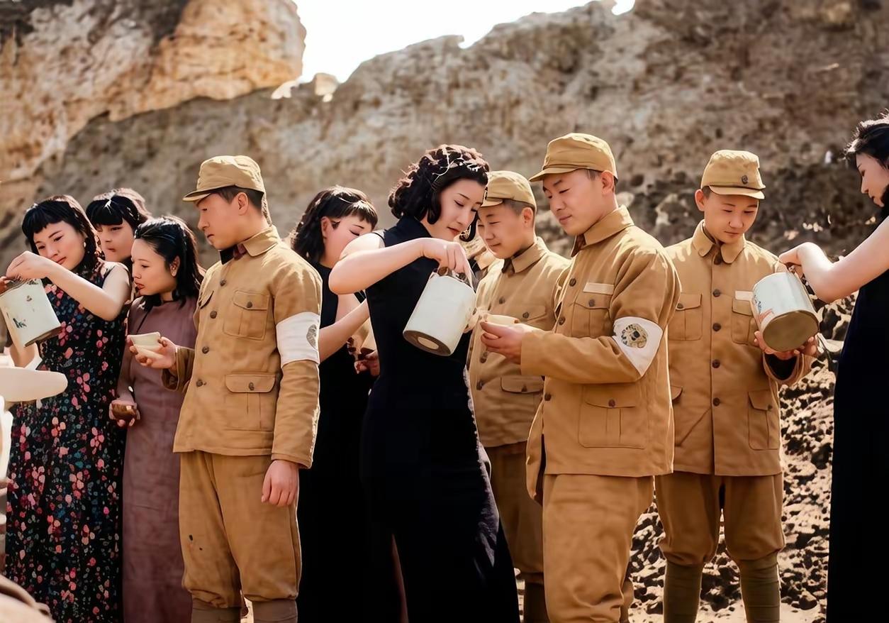 1941年4月，几名烫发、身着旗袍、打扮得花枝招展的年轻女子正在给侵华日军端茶送