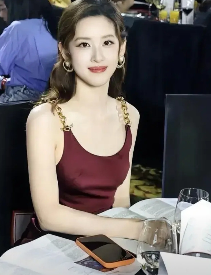 发现一个特别有意思的事，只要章泽天一出来营业，不管是哪个女明星，连内娱最美的刘亦