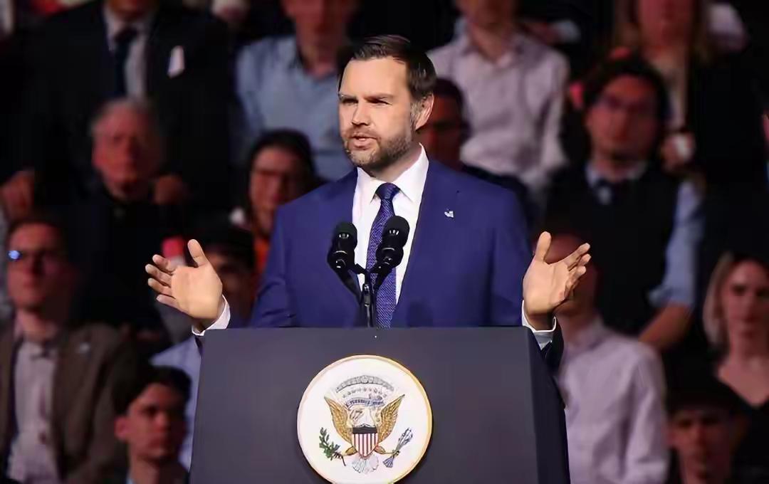  万斯演讲炸场：美国亲手拆了自己建的世界，苏联解体后最大变局来了！炸锅了！