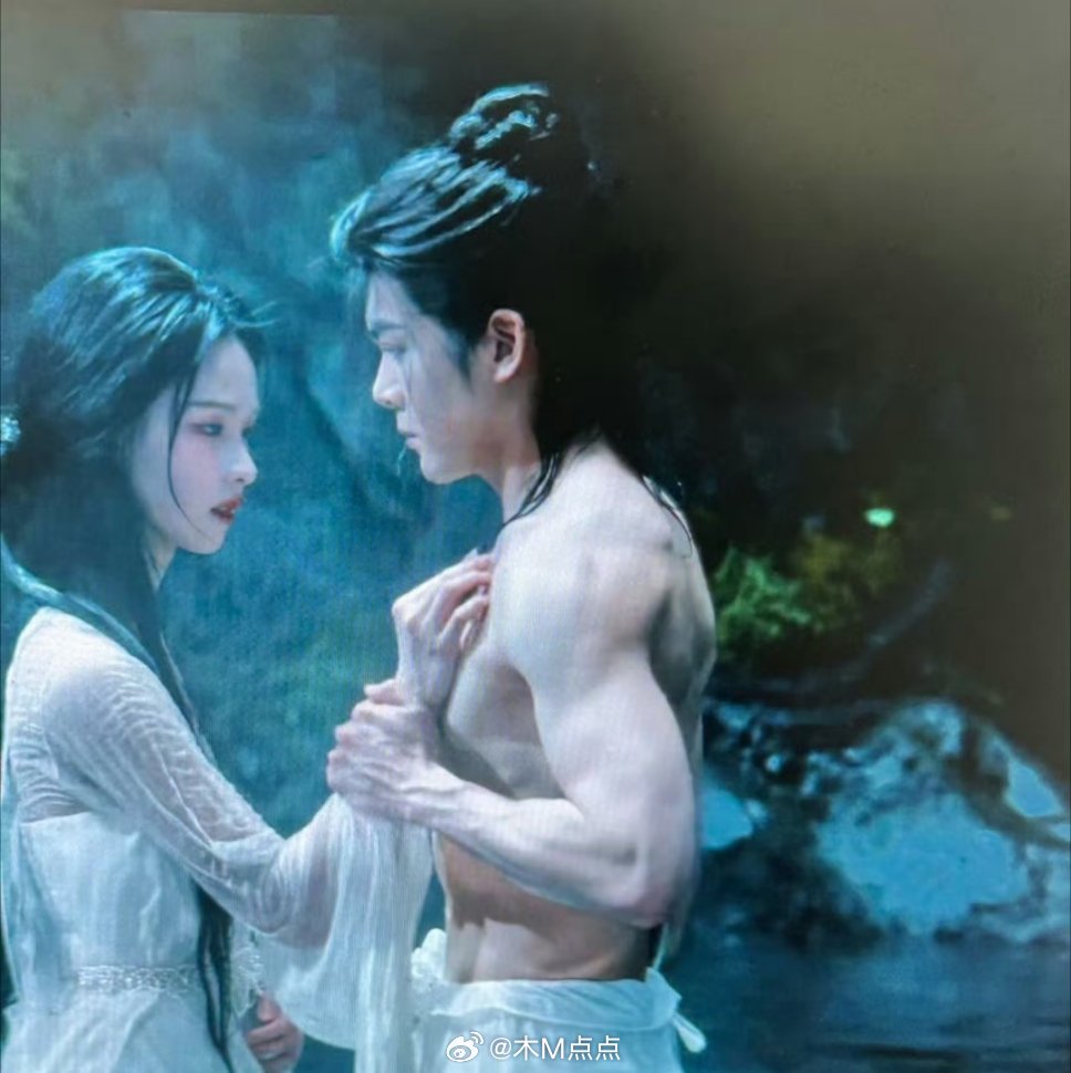 平时还是太拿我们当外人了，曾舜晞这都不秀。这不就是肩宽臂粗屁股大……有点受不了老