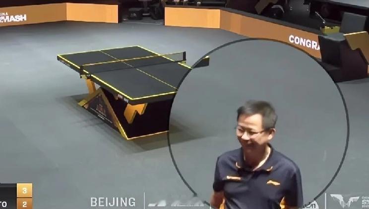 张本智和北京大满贯一轮游，除了现场球迷们的呐喊声，还有一个人是肉眼可见的高兴