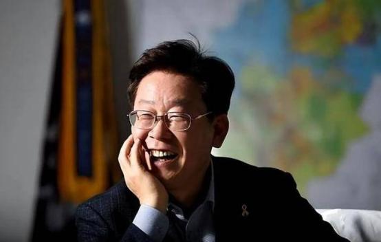李在明的运气能有多背！ 李在明最近的日子，真是应了那句“喝凉水都塞牙”。自从