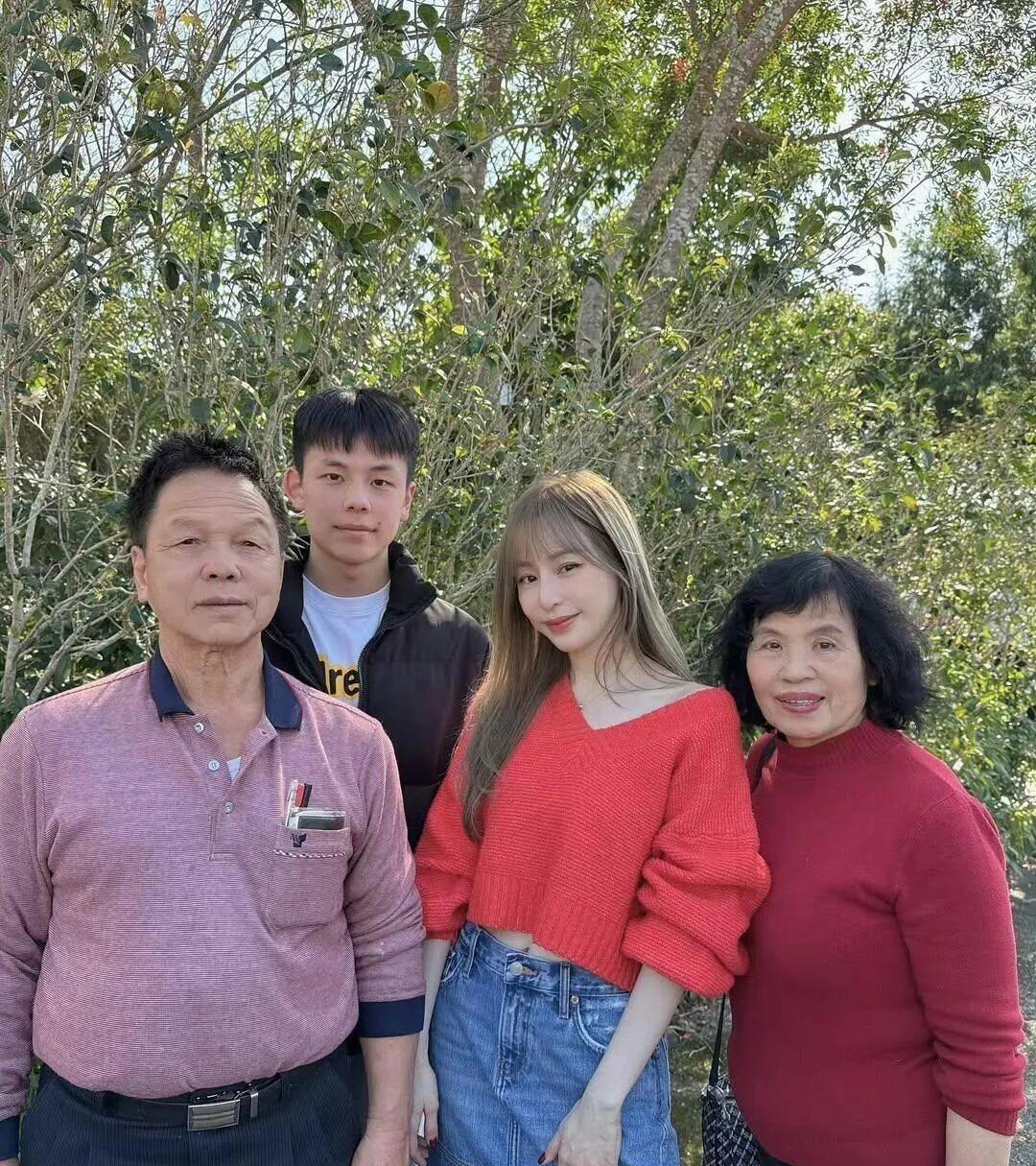 40岁王心凌回山东老家被拍，一身红毛衣+牛仔裙和亲戚唠嗑毫无明星架子～～一直以为