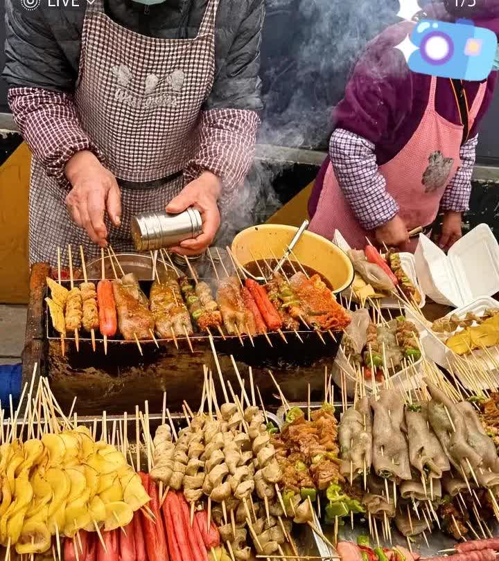 消费时竟遭遇这种“霸王操作”！前几天去街边小吃摊买烤串，我身上正好有30元零钱，