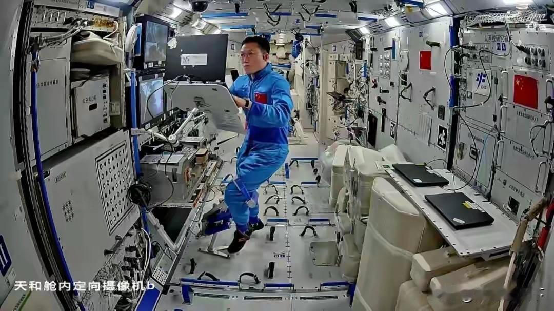 神二十遭毫米碎片暴击！中国8天完成太空“换船救援”，美国咋做不到？神舟二十号