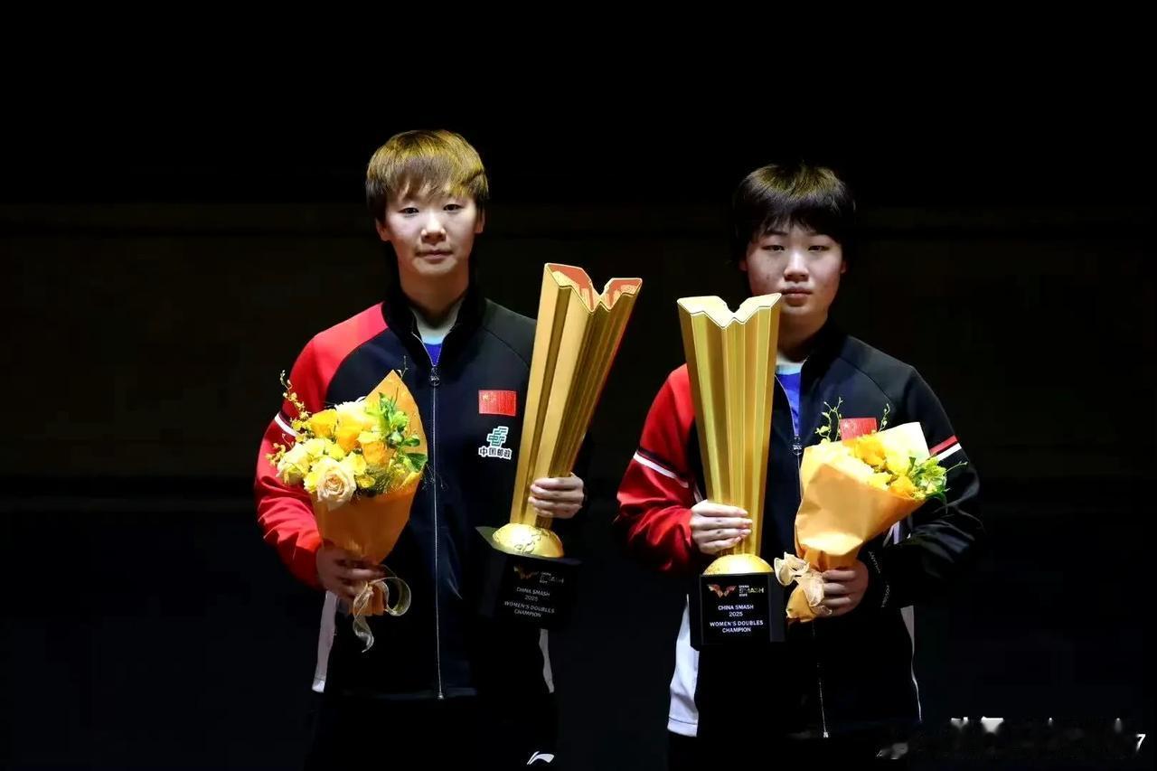 蒯曼晒照了，晒出两张自己过节的照片，里面一张是自己的美甲！蒯曼貌似很喜欢美甲，