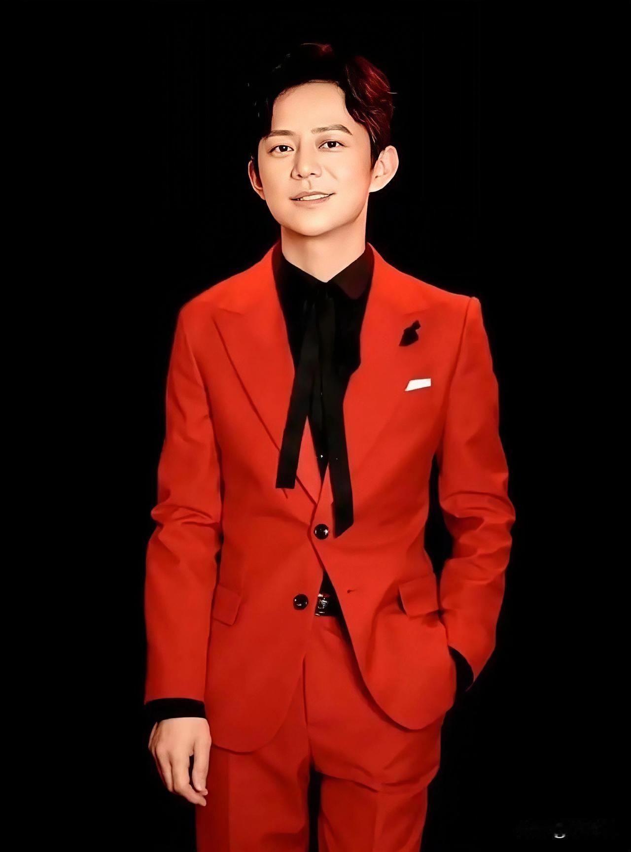 著名主持人何炅，已经51岁了，该做的事一样没做。无儿无女无老婆，与保姆相伴，