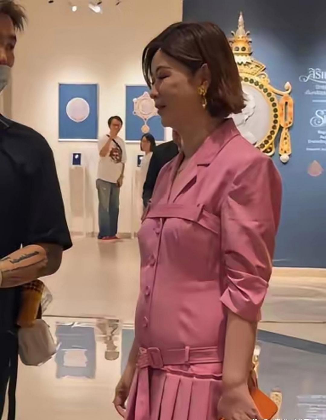 乐华娱乐创始人杜华现身泰国曼谷出席活动，一身粉色长裙搭配高跟鞋亮相，造型干练，身