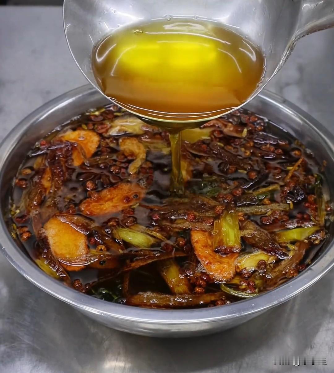 我一直纳闷，为啥饭店的小菜、家常小炒，明明食材很普通，味道就是比家里香一大截？